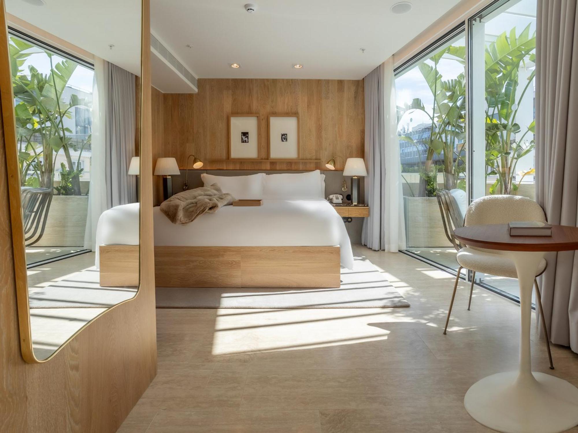 Contemporary Suite with Balcony