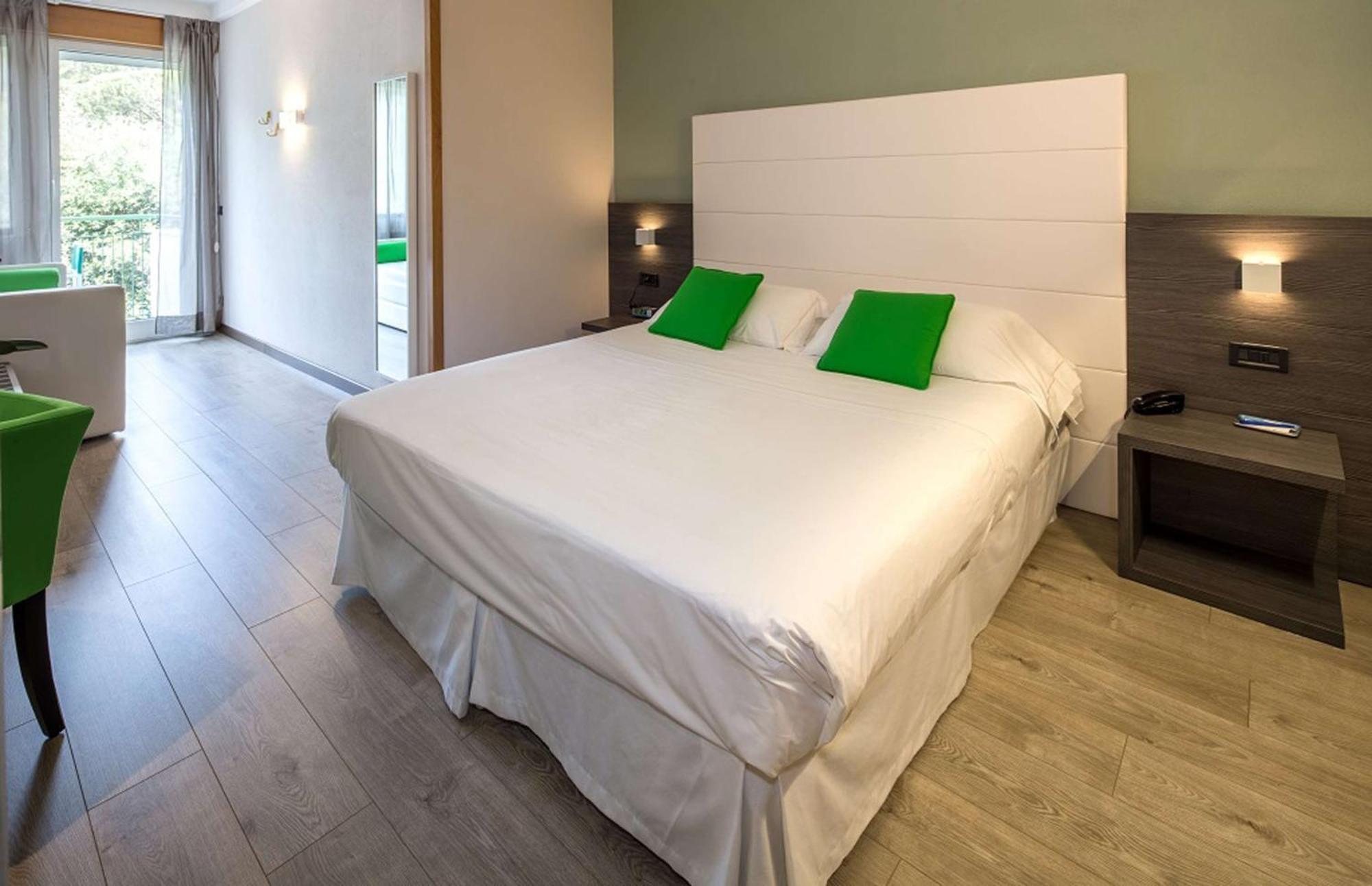 Queen Room with Balcony and Garden View,1705674714:JPEG