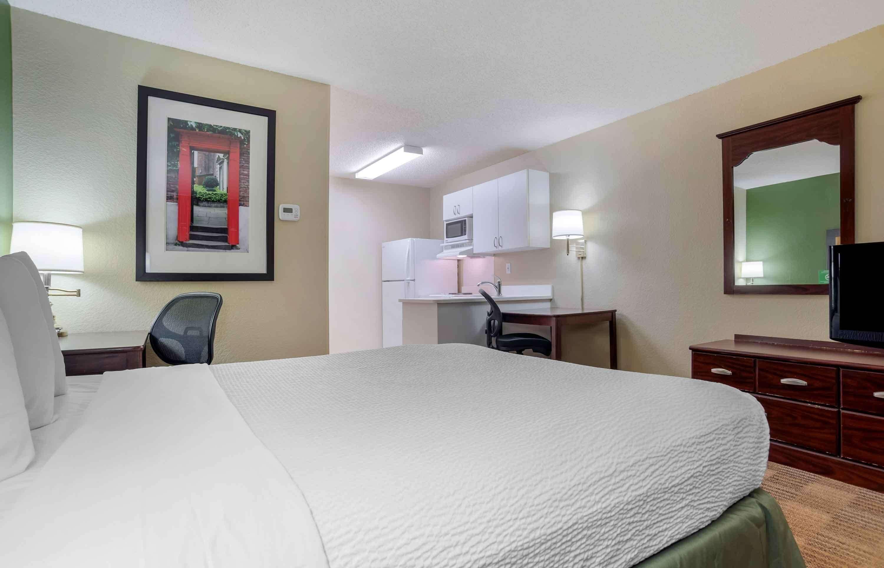1 QUEEN BED 
