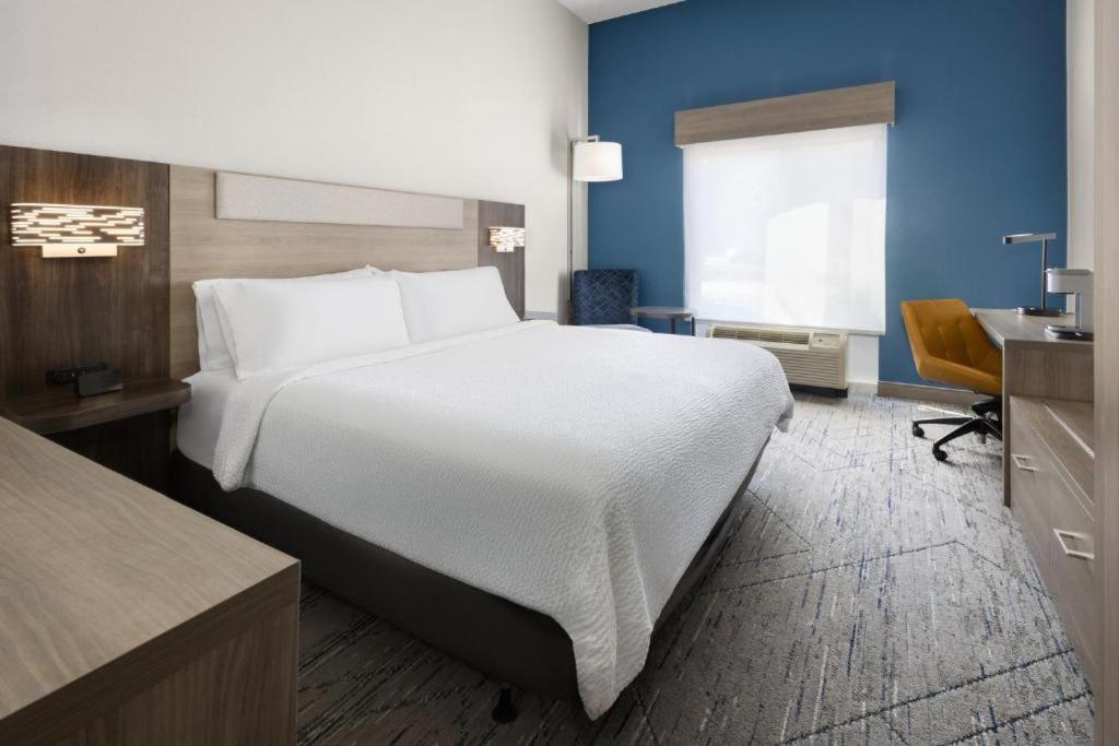 Standard King Room with Mobility Accessible Tub,1676749493:JPEG