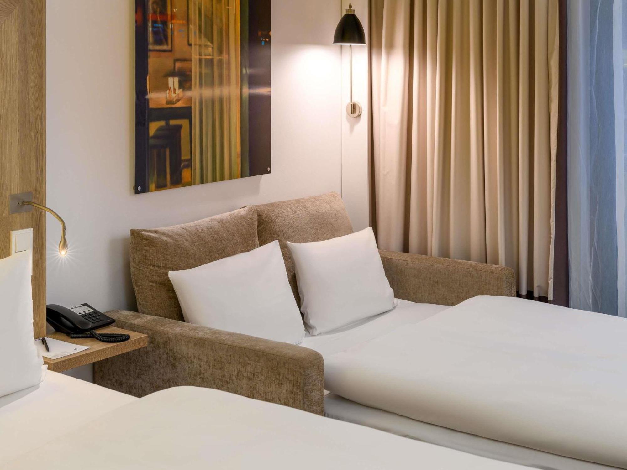 Habitación Estándar con cama grande y sofá