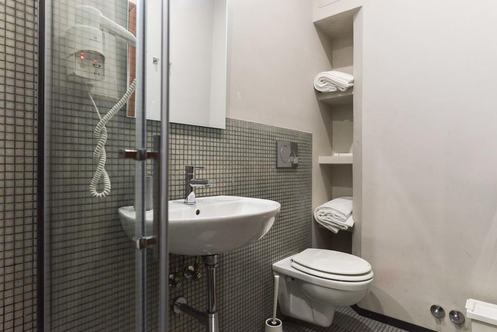 1 Cama en habitación compartida mixta con 4 camas y baño