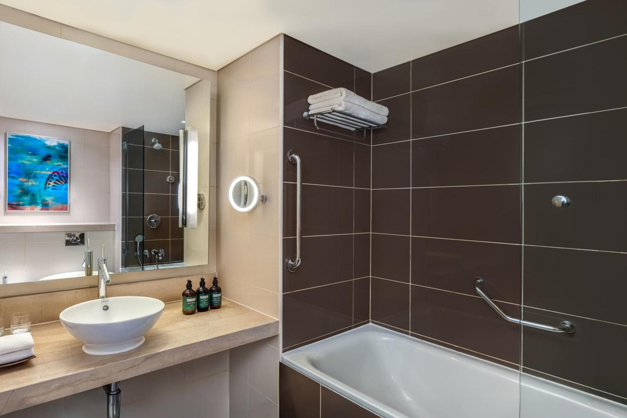 Deluxe King Room with Plaza View - Theme Park Access
