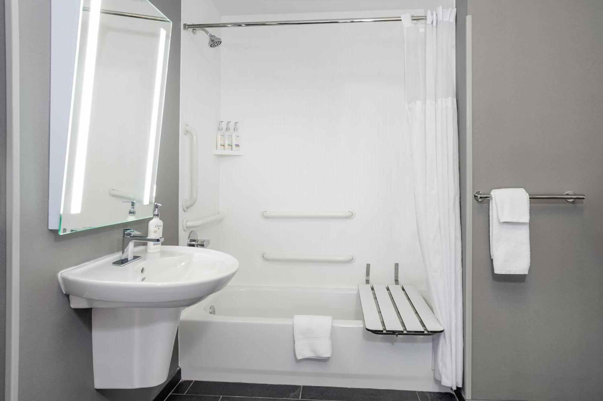 Two-Bedroom Suite Mobility Accessible Tub,1756524945:JPEG
