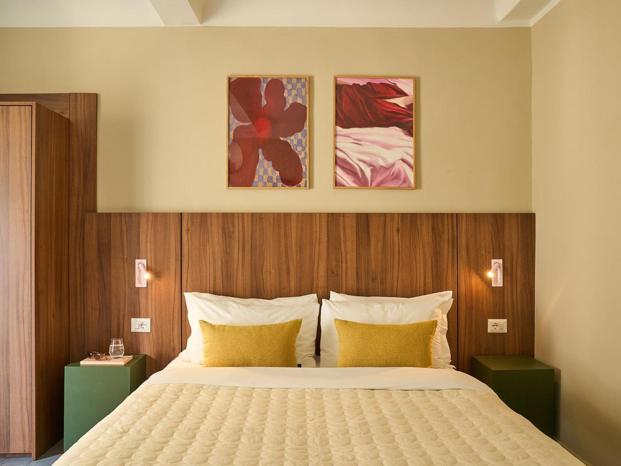 Large Room with Sofa Bed,1758297582:JPEG