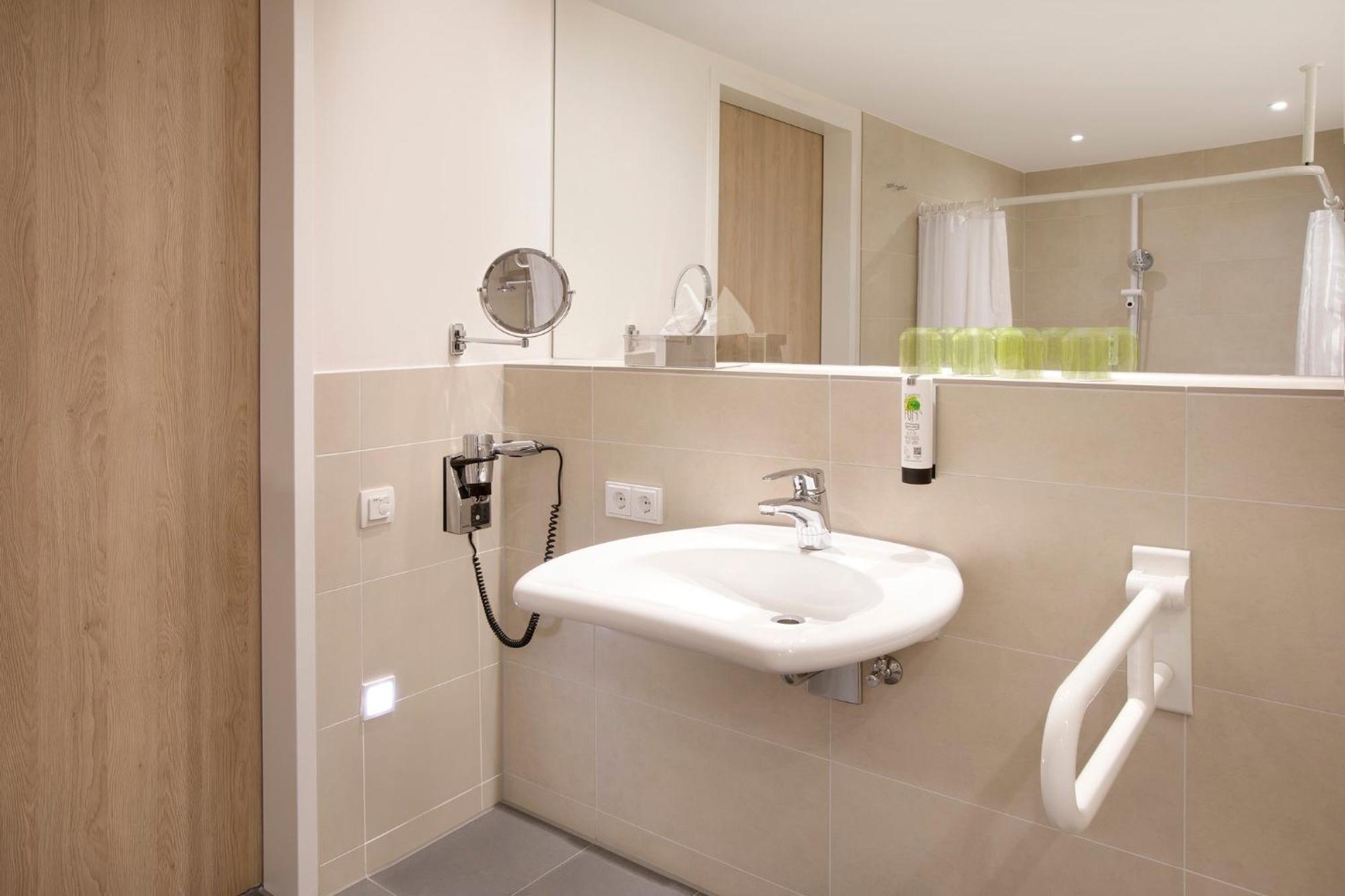 Standard Queen Room - Accessible