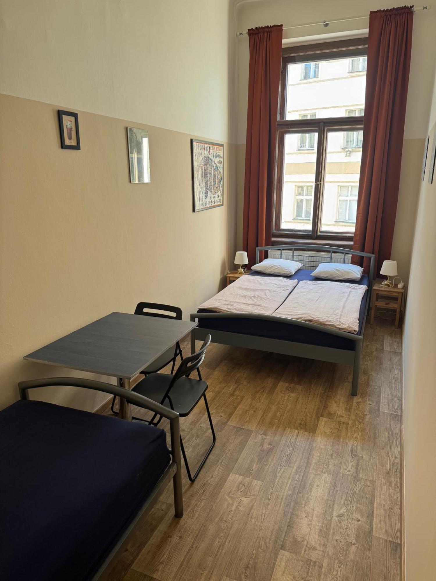 Chambre Double ou Lits Jumeaux avec Salle de Bains Commune