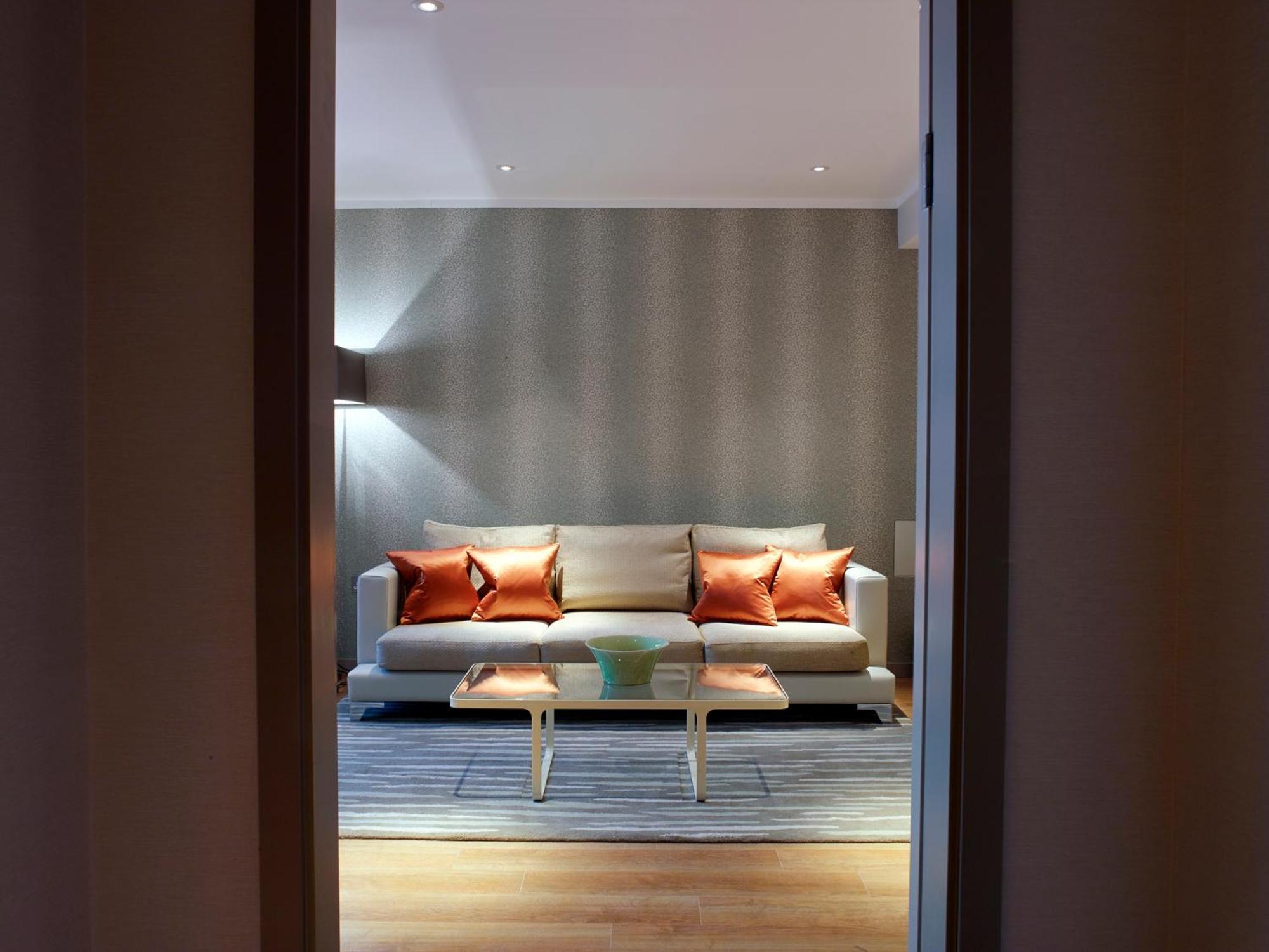 Luxury One-Bedroom Apartment with Riverview,1589279619:JPEG