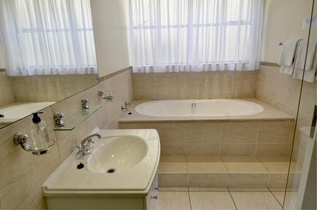 Luxury Double or Twin Room Bath Shower,707044672:JPEG