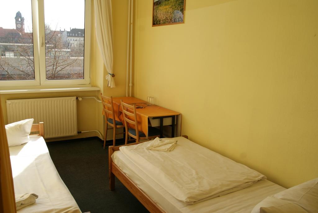 Chambre Lits Jumeaux avec Salle de Bains Commune