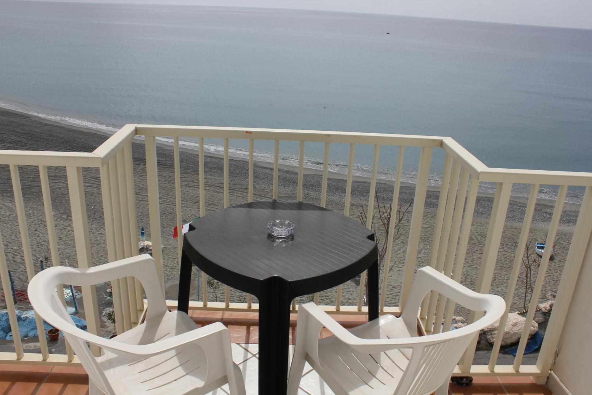 Camera Matrimoniale con Balcone e Vista Mare