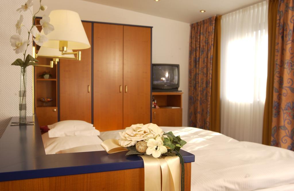 Dreibettzimmer mit Dusche