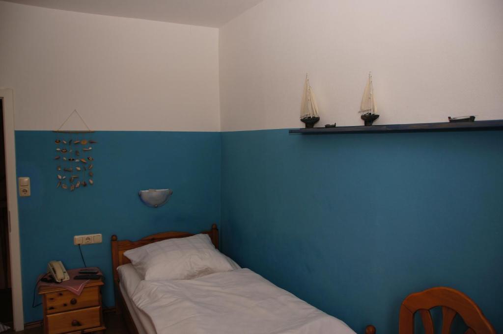 Single Room with Shared Bathroom,1580674831:JPEG