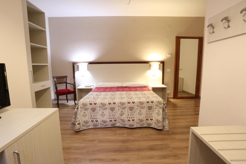 Standard Double or Twin Room,404955462:JPEG