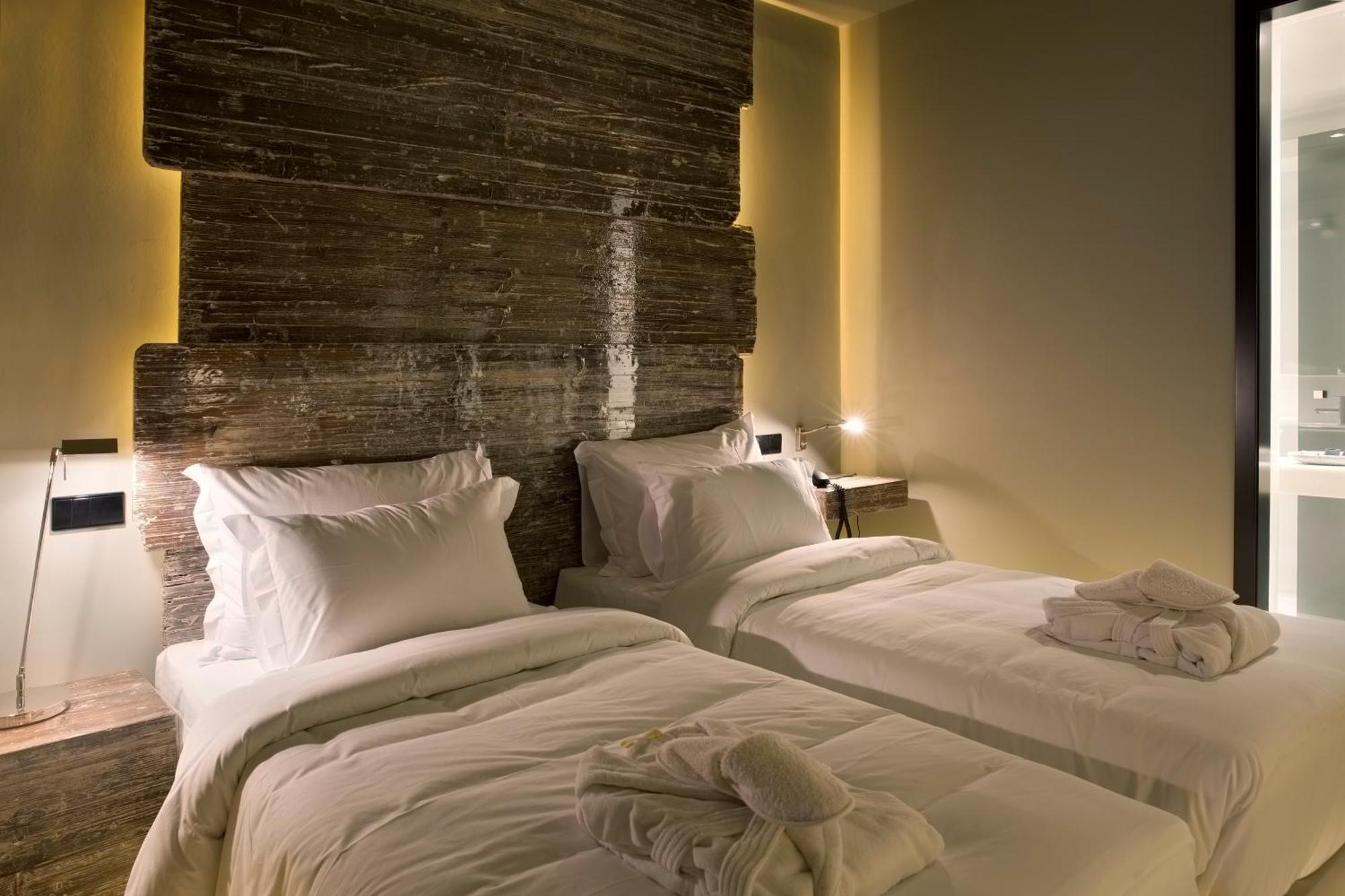Quarto Clássico com 2 Camas de Solteiro