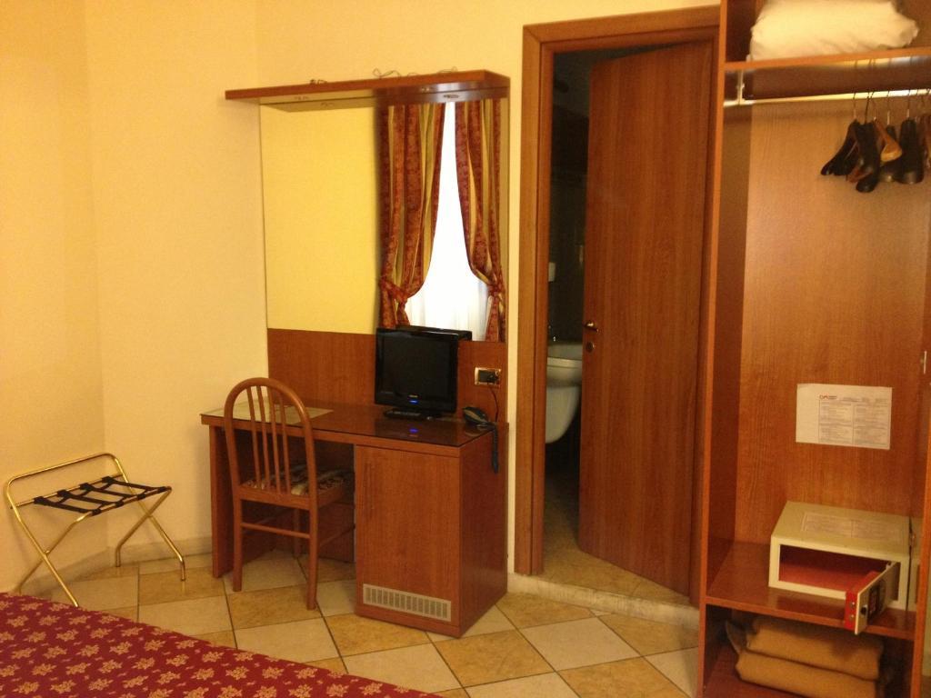 Double Room with Small Double Bed,693709596:JPEG