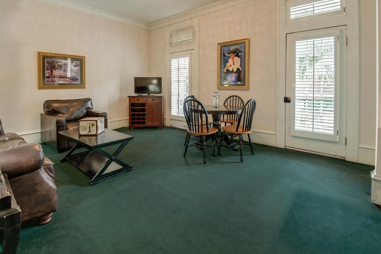 One-Bedroom Apartment,642045768:JPEG