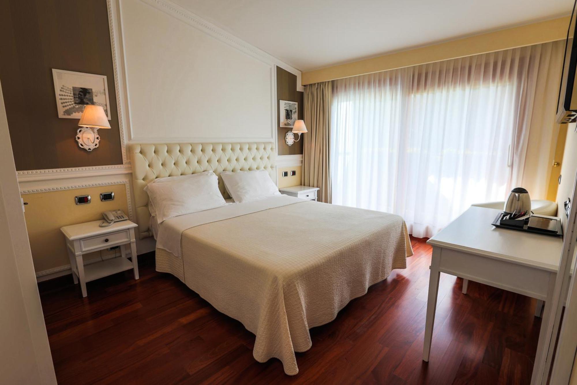 Suite with Spa Bath,677837091:JPEG
