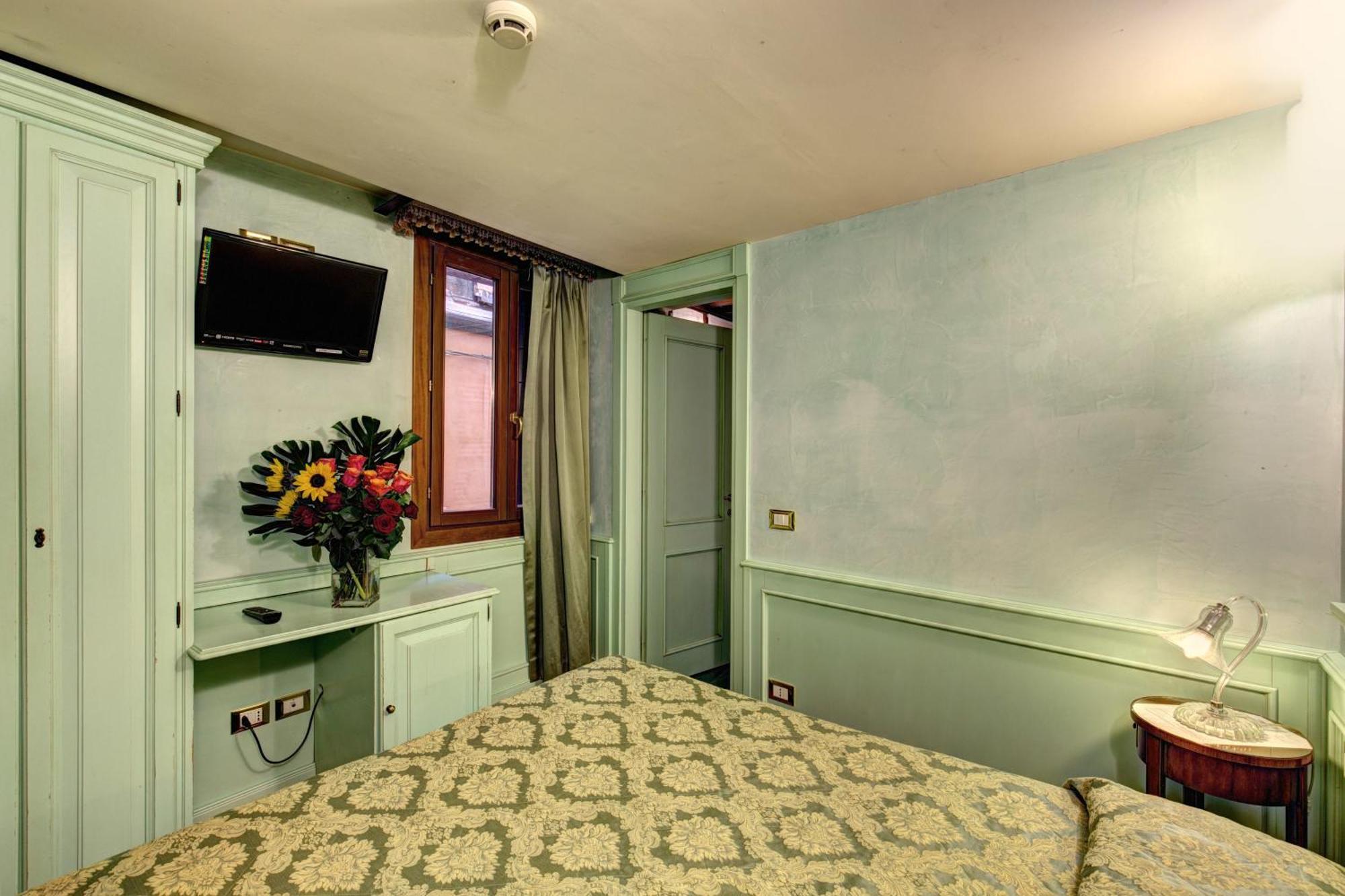 Double or Twin Room,680652657:JPEG