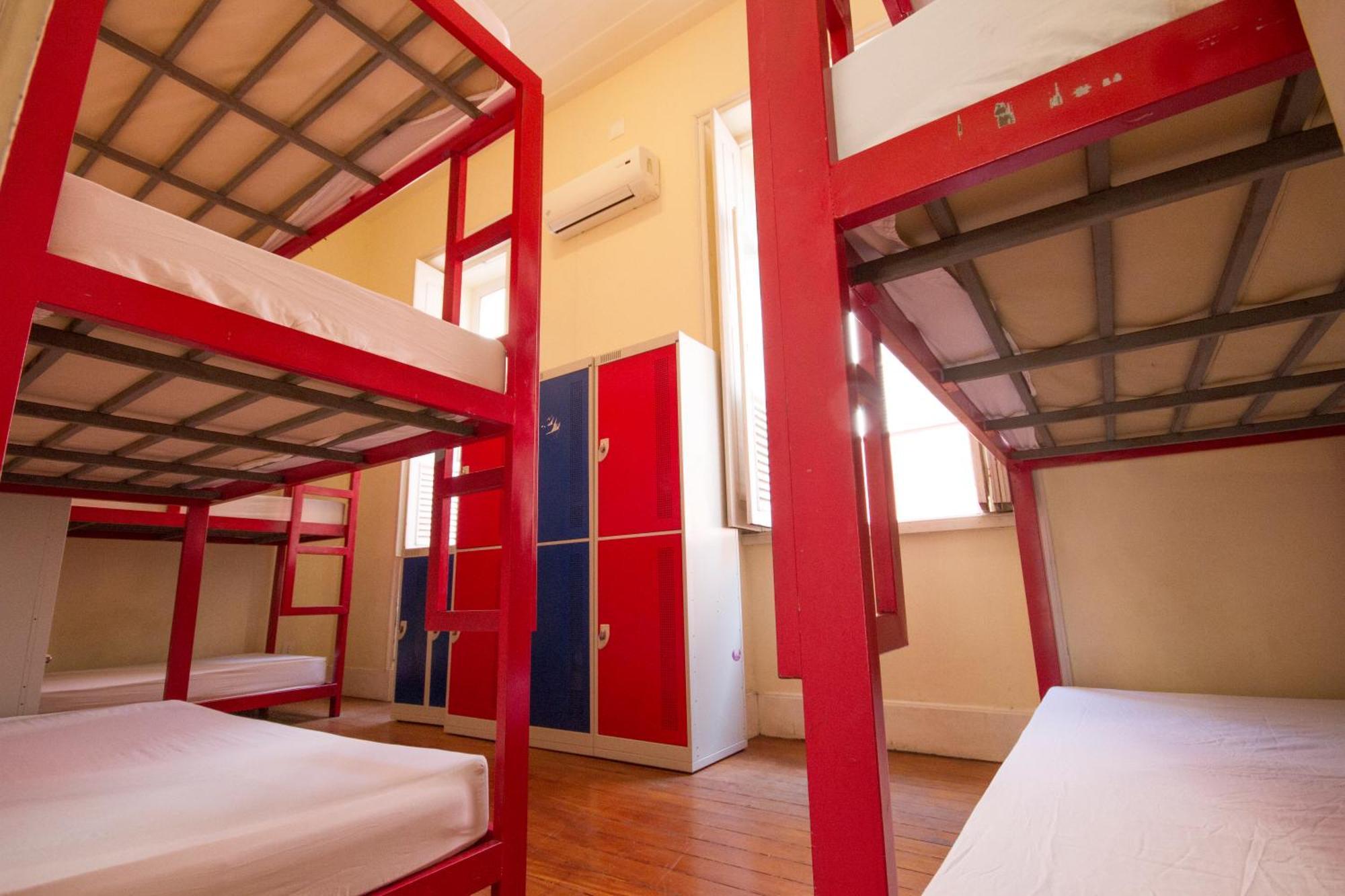 Cama em Dormitório com 9 Camas e Banheiro Compartilhado Externo