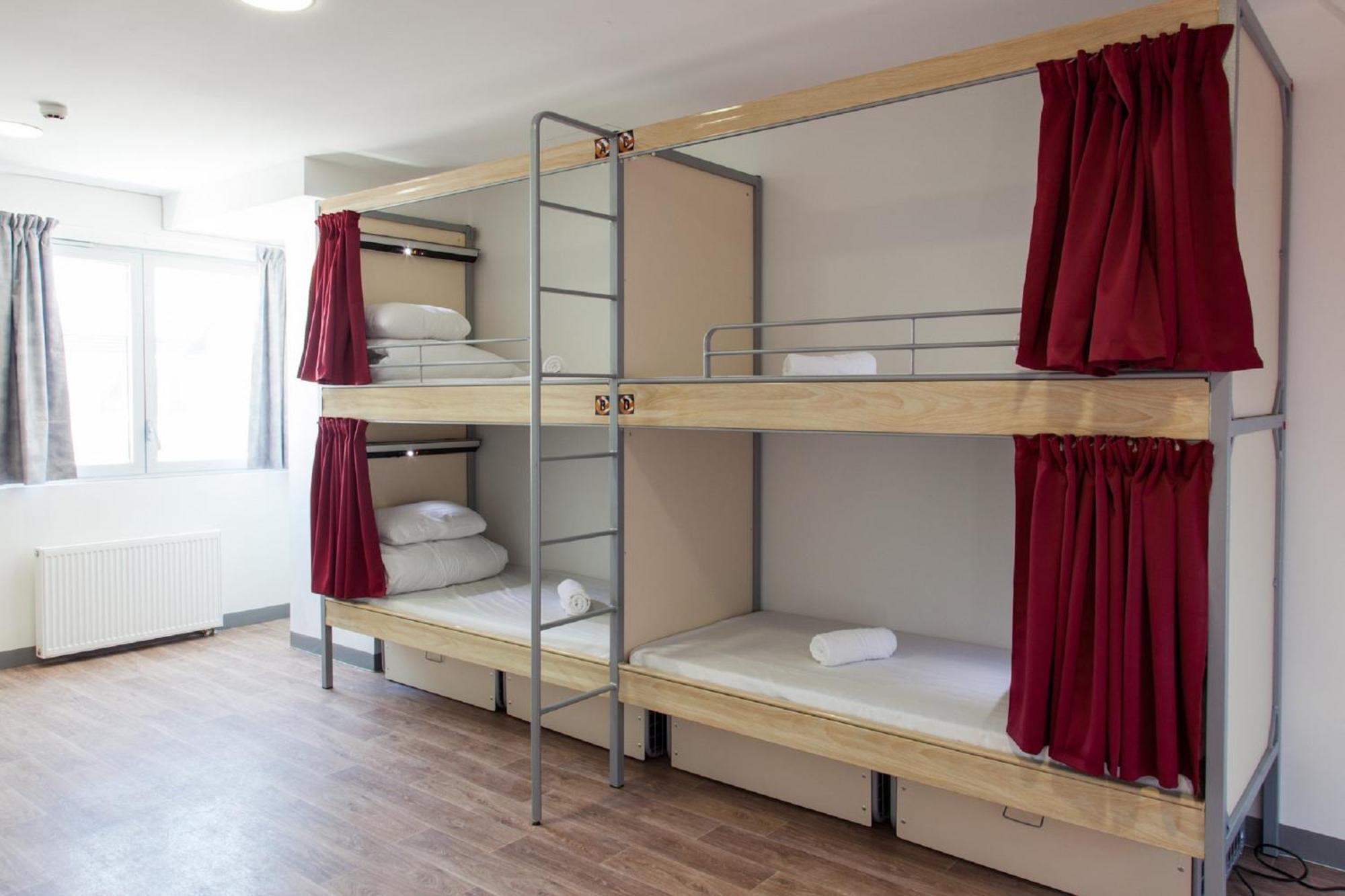 Cama em Dormitório de 4 Camas com Casa de Banho Partilhada