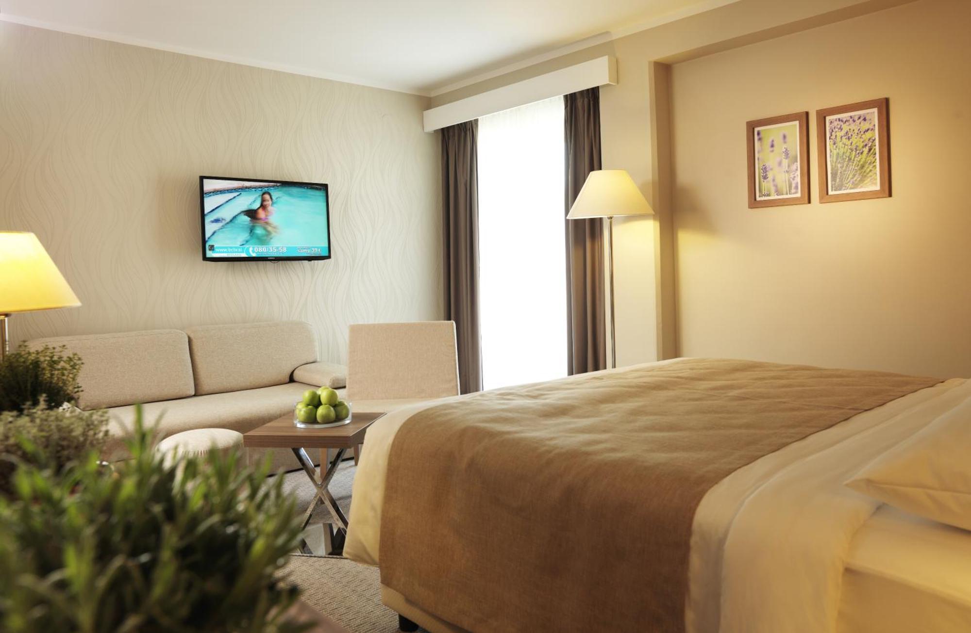 Special Offer - Family Room (2 Adults + 1 Child) with Balcony and New Year's Gala Dinner Package,664180134:JPEG