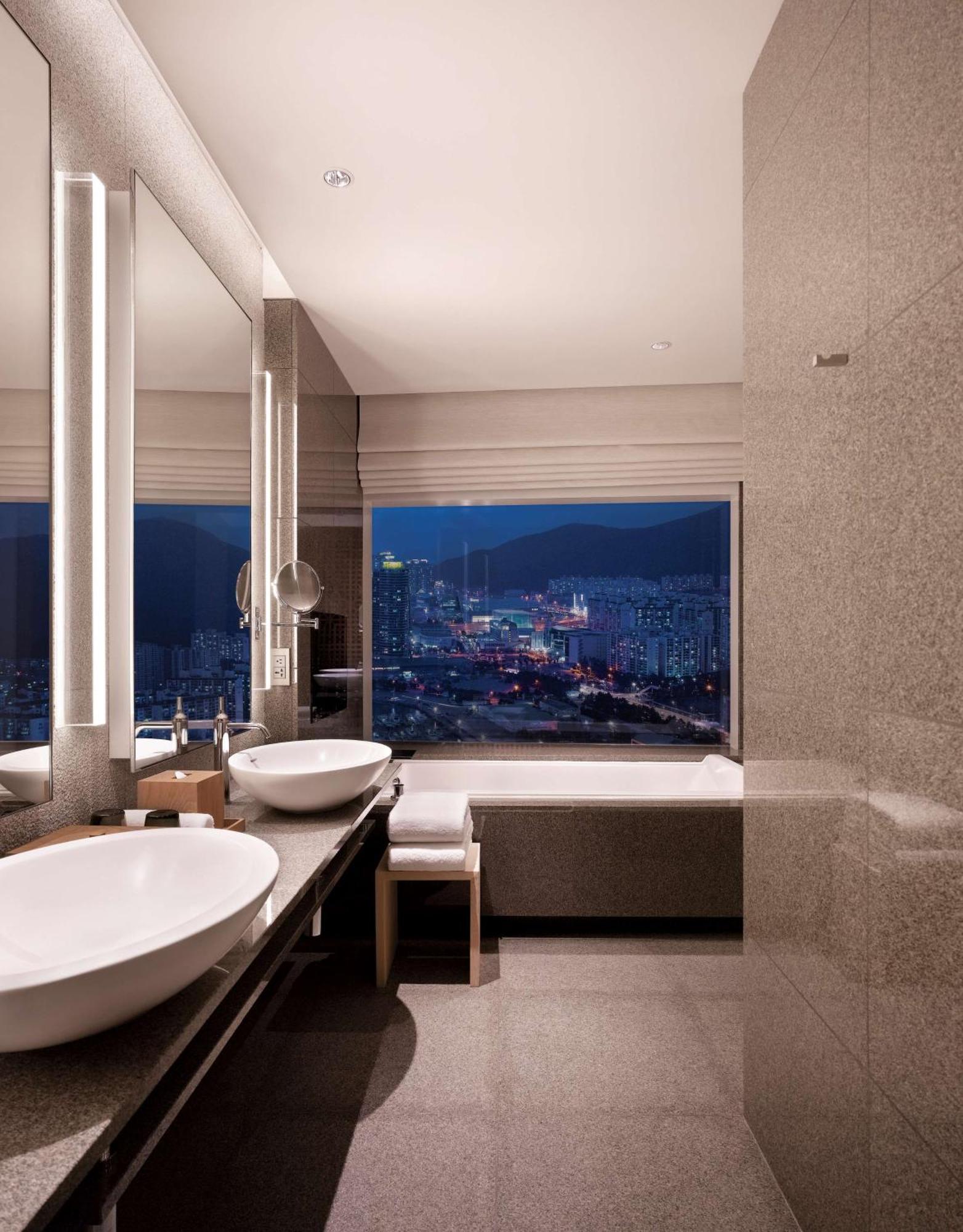 Marina Corner Ocean Suite,1235342642:JPEG