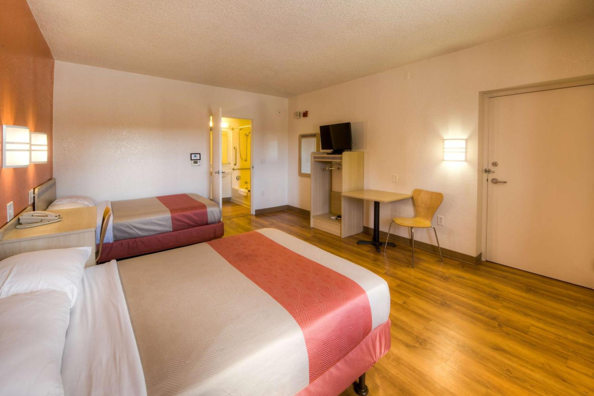 2 Full Beds |