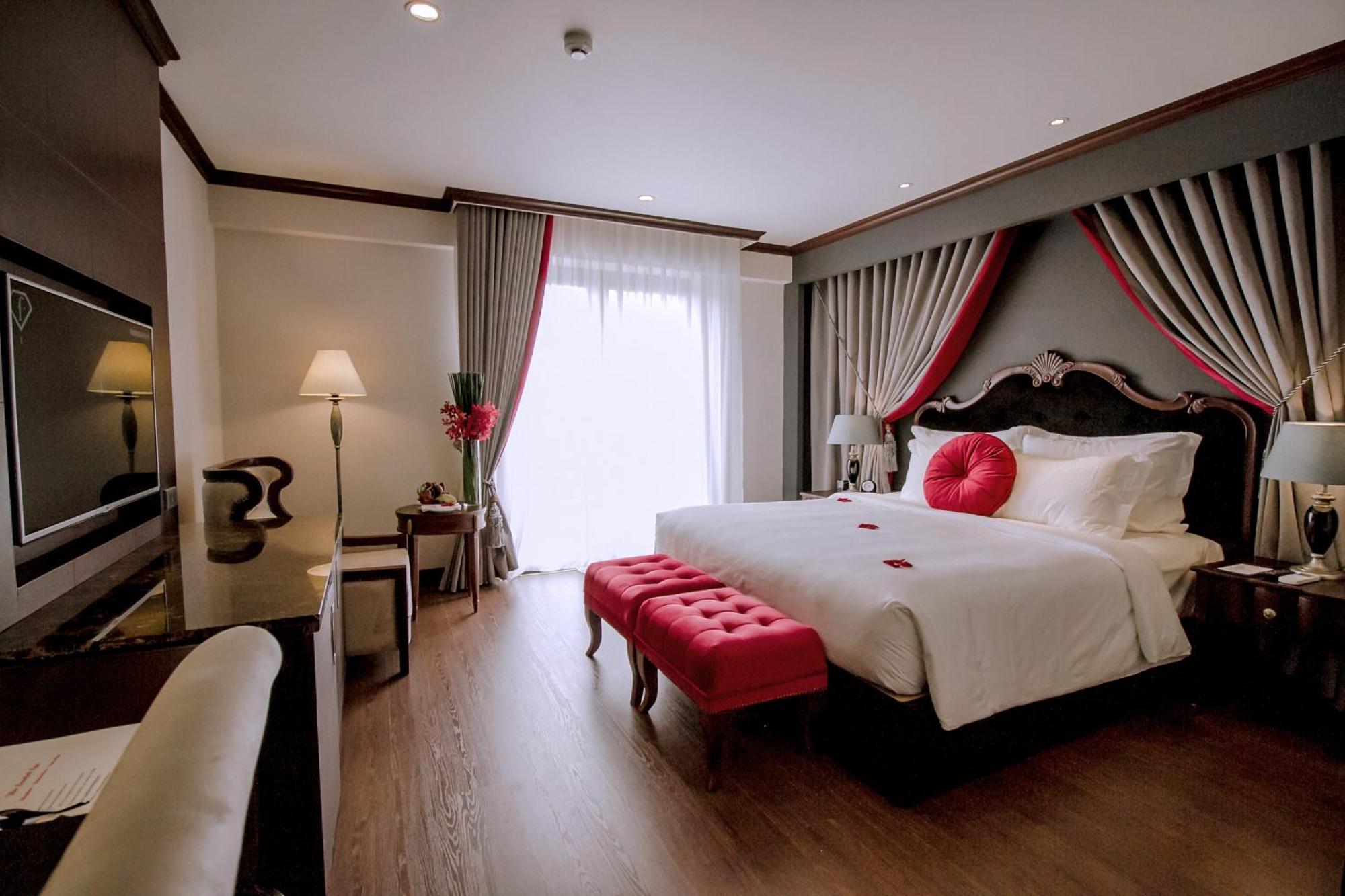 The Scarlett Suite,711390934:JPEG