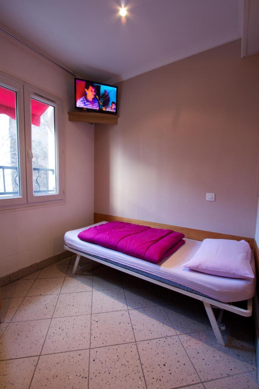 Single Room with Shared Bathroom,716997658:JPEG