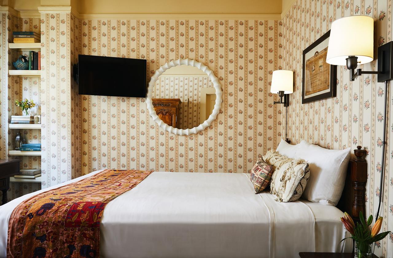 Habitación con cama grande