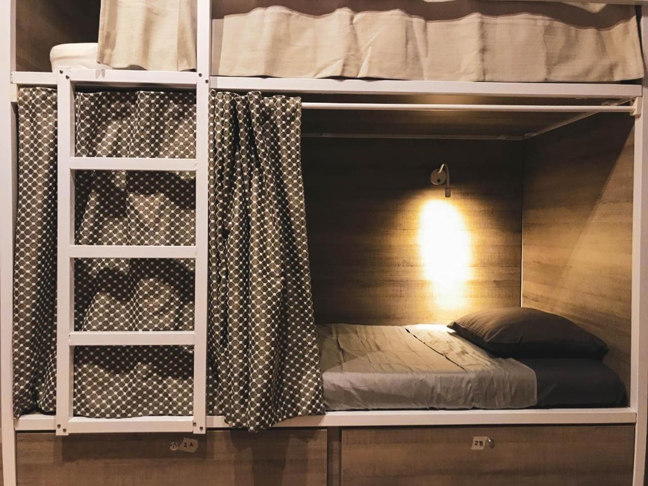 Cama en habitación femenina compartida de 4 camas