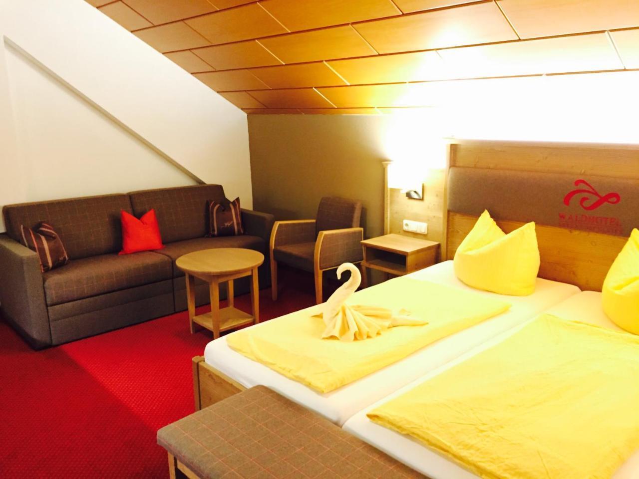 Doppel-/Zweibettzimmer mit Balkon