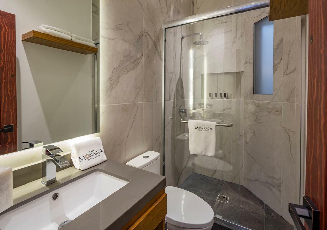 Habitación con cama extragrande y balcón