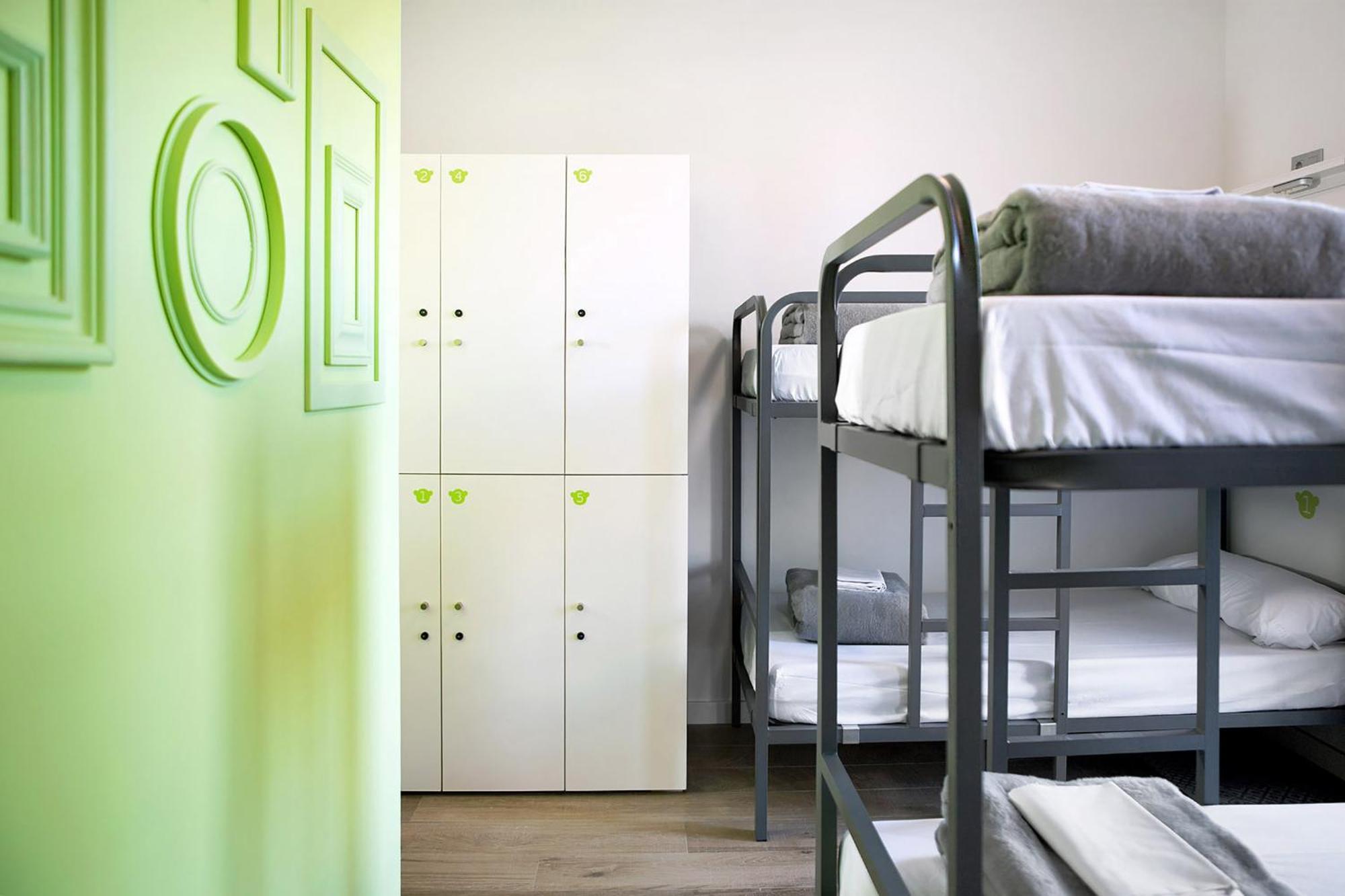 Bed in Damesslaapzaal met 6 Bedden met Eigen Badkamer