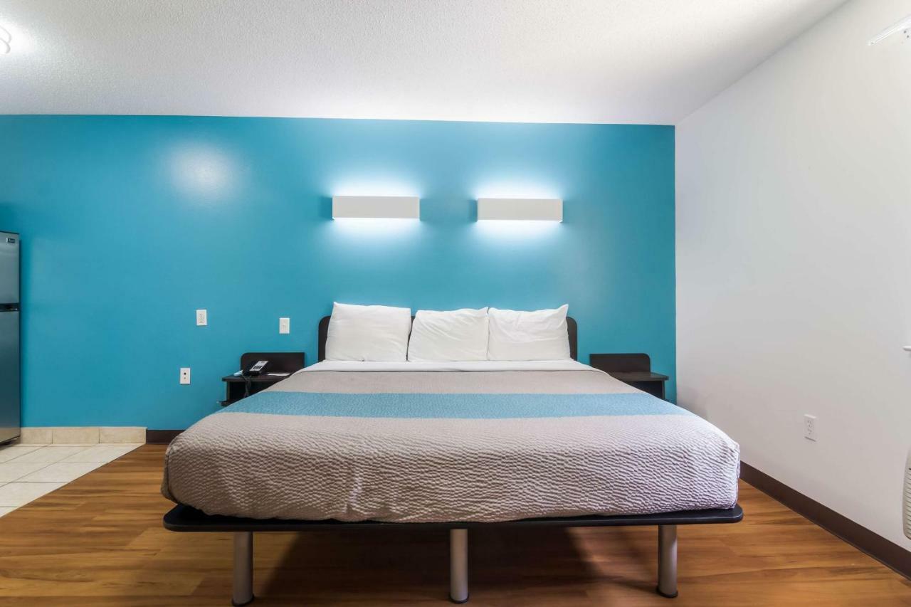 Deluxe King Room - Non-Smoking