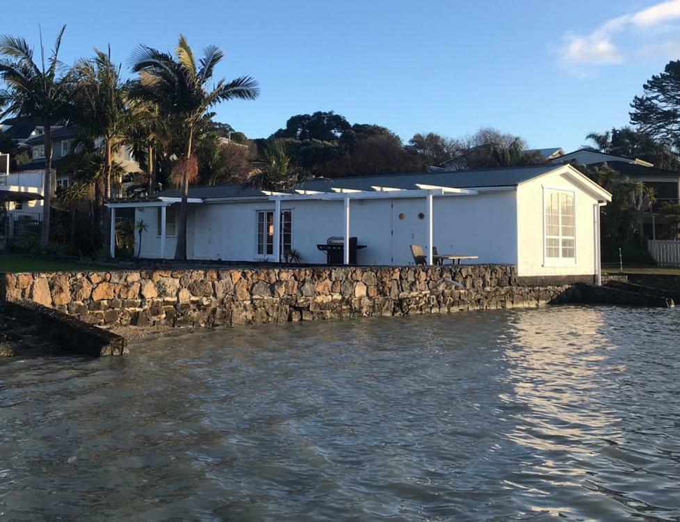Bungalow - Water Front