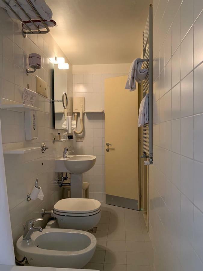 Single Room,889775071:JPEG