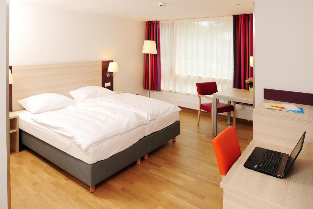 Dreibettzimmer mit Dusche