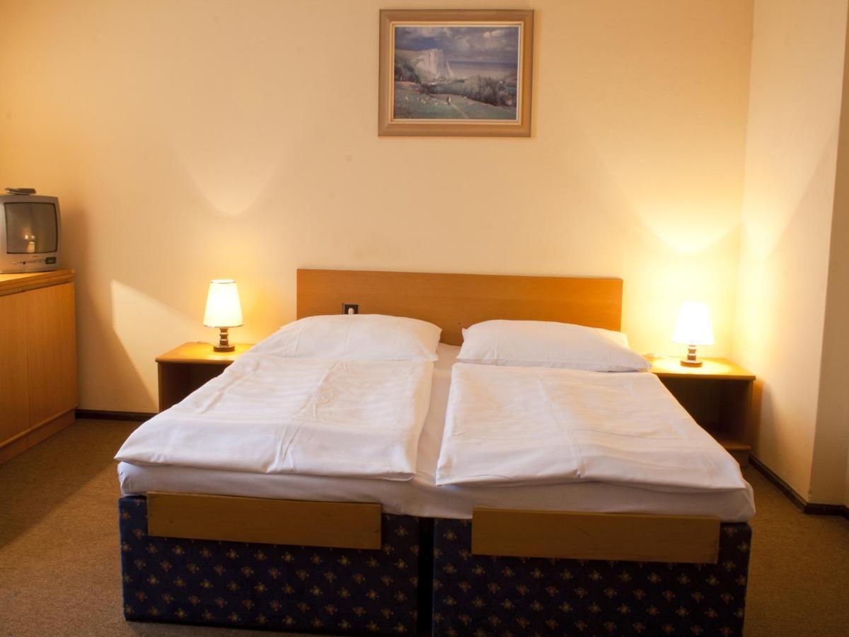 Doppel- oder Zweibettzimmer