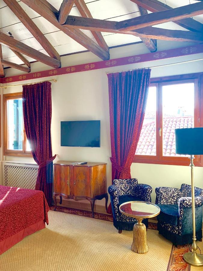 Double or Twin Room with Partial Canal View - Top Floor,989222515:JPEG