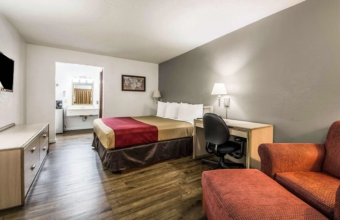 Econo Lodge Airport I-35 North-1