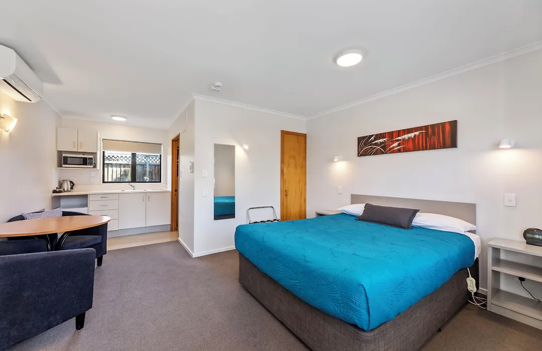 Knightsbridge Court Motor Lodge-1