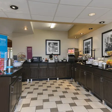Hampton Inn Milwaukee Northwest-3