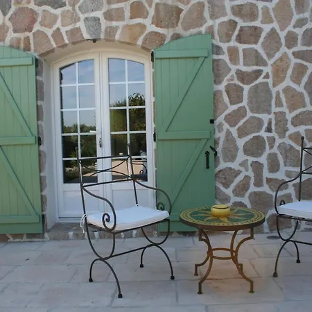 LE MAS DES TARENTES Chambres d'hôtes-3