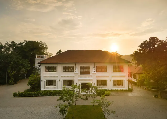 The Grand Walawwa Hotel Pinnawala 