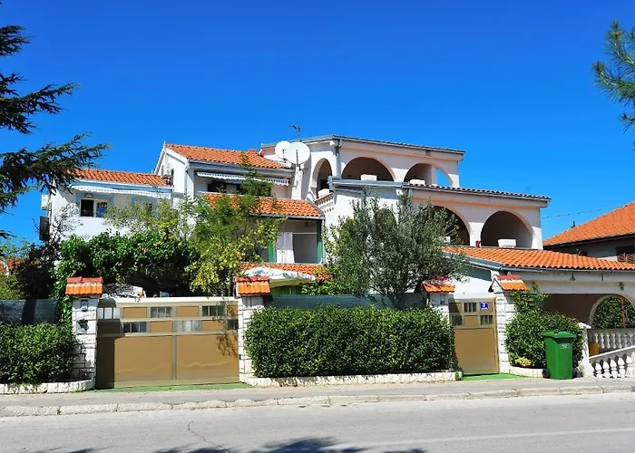 Apartments And Rooms Anika